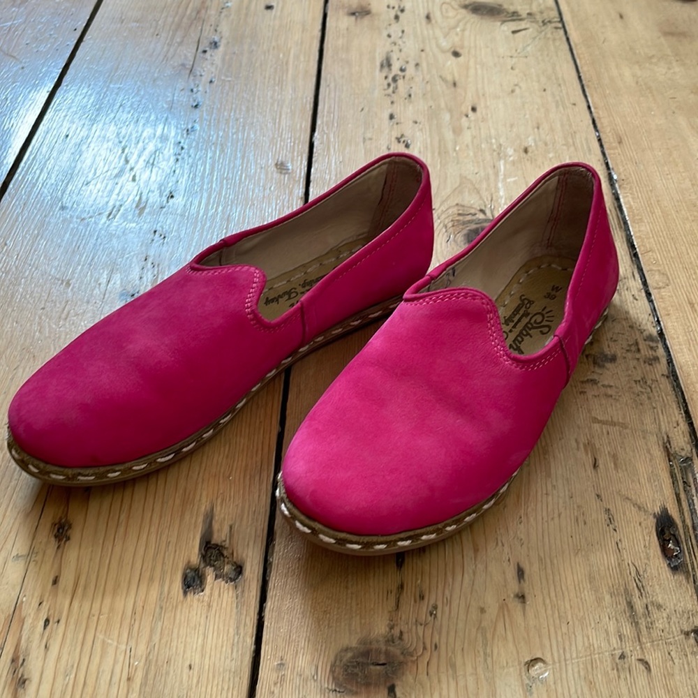 Sabah slip ons size 39